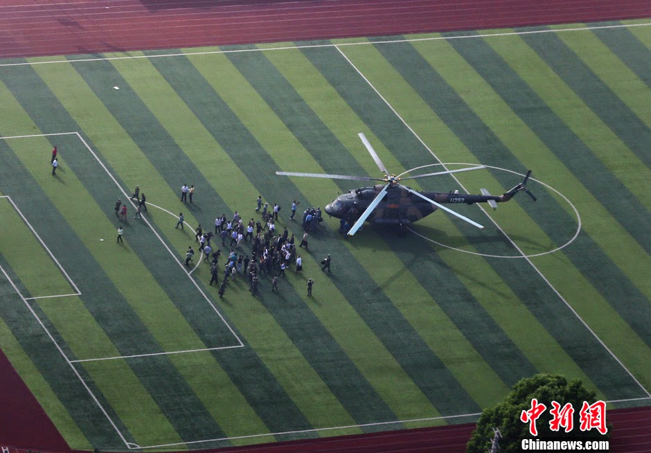 PLAAF%2BMi-17%2Bhelicopter%2Bmakes%2Bemergency%2Blanding%2Bin%2Bstadium.jpg