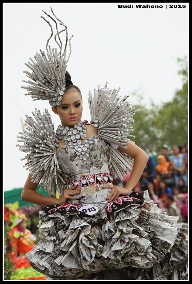 GREEN RECYCLE FASHION PARADE BUSANA DARI BAHAN DAUR  ULANG 