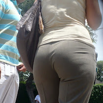 Big candid booty in short pants