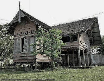 Rumoh Aceh Raya Teuku Raja Husen bin Teuku Raja Ujong (1932) Loc Kuta Baro, Gampong Neulop, Mukim Reubee, Kec Delima, Kab. Pidie