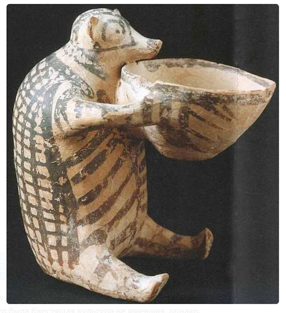 Этот забавный ёжик сделанный из глины около 4500 тысяч лет назад, представляет собой вазу. Жидкость, наливаемая в чашу, которую он держит перед собой, может переливаться через отверстие в брюшко зверька.