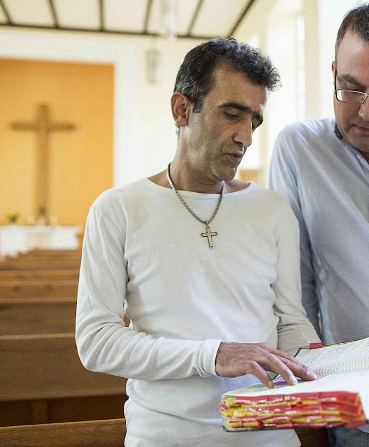 Zonoobi, marceneiro iraniano de Shiraz, chegou na Alemanha com sua mulher e dois filhos. Meses depois ficou cristão. Zonoobi, marceneiro iraniano de Shiraz, chegou na Alemanha com sua mulher e dois filhos. Meses depois ficou cristão.
