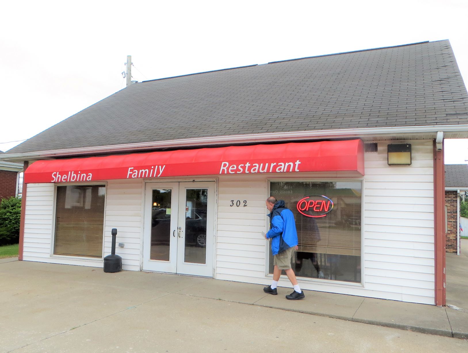 Travel Bug Shelbina, Missouri Walk and a Major Priceline Hotel SNAFU