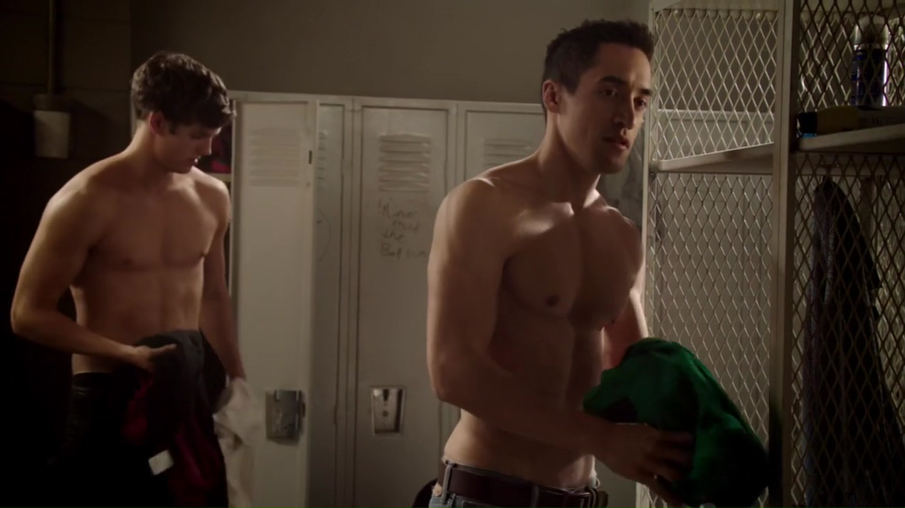 Daniel Sharman and Keahu Kahuanui shirtless in Teen Wolf 3-04 "Unleash...