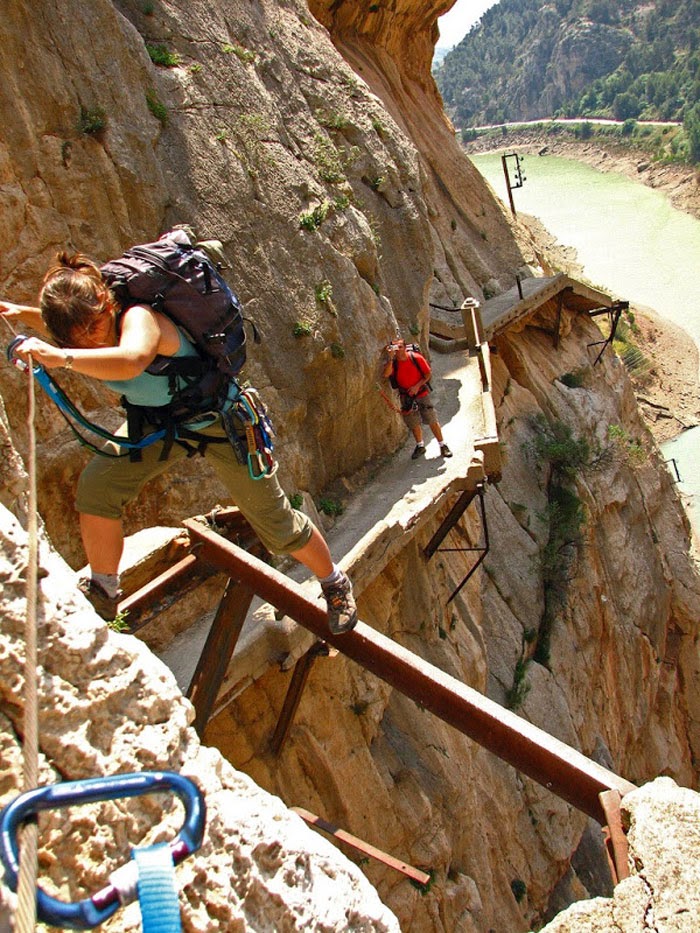This has however turned El Caminito del Rey into an extreme vacations attraction and crossing the whole is an adventure sport for tourists.