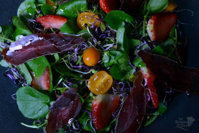 Ensalada de berros con brotes, tomates cherry y cecina de ciervo.