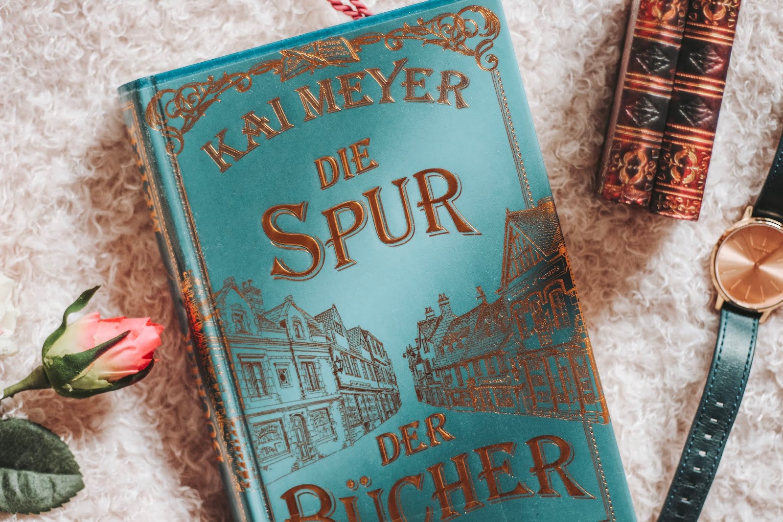 Rezension "Die Spur der Bücher" von Kai Meyer Giirl with the book