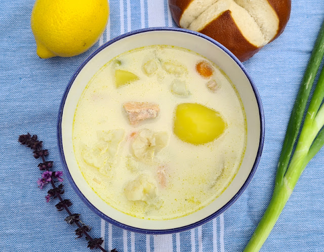Rezept: Schwedische Sommersuppe mit Lachs. Merkt Euch diese leckere Suppe aus Schweden, die im Sommer, aber auch in anderen Jahreszeiten leicht und wunderbar sommerlich schmeckt!