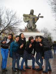 Escultura a Violeta Parra junto a alumnas del Liceo "Violeta Parra Sandoval" de San Carlos