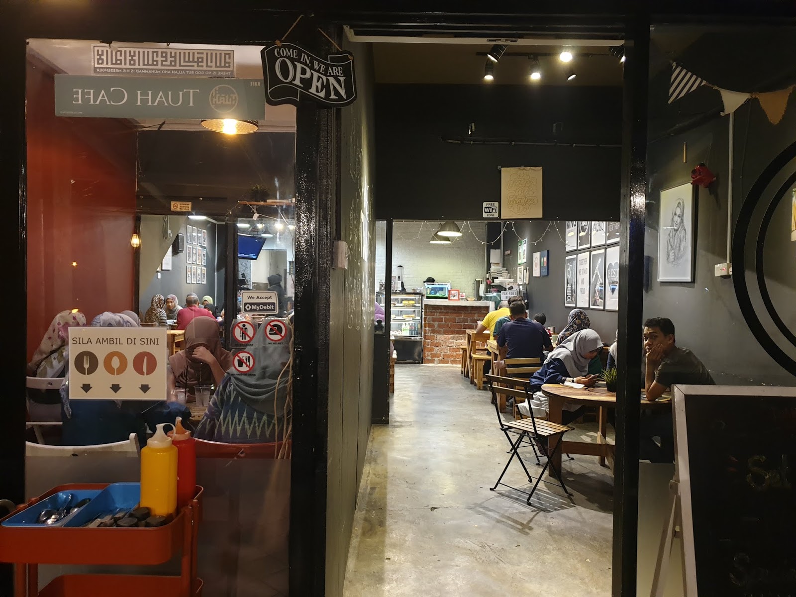 Wanderlust Dj September 2019 Roasted chicken, mixed greens, avocado, crumbled goat cheese, pears, pecans. wanderlust dj september 2019