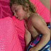 La petite fille ne se réveille pas de sieste, sa maman regarde son visage et appelle l'ambulance
