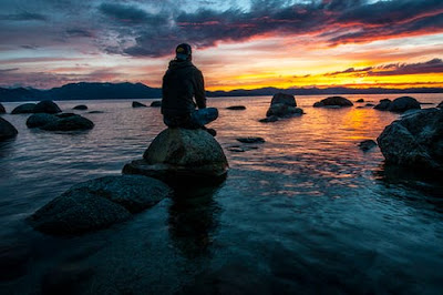Habits- Of- Unsuccessful- People-असफल -लोगों- की -आदतें person-sitting-on-rock
