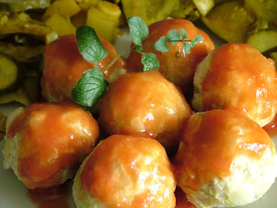 Pulpety z kapustą włoską w sosie pomidorowym