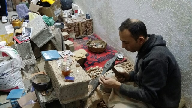 Proceso de la talla de las piezas para mosaicos