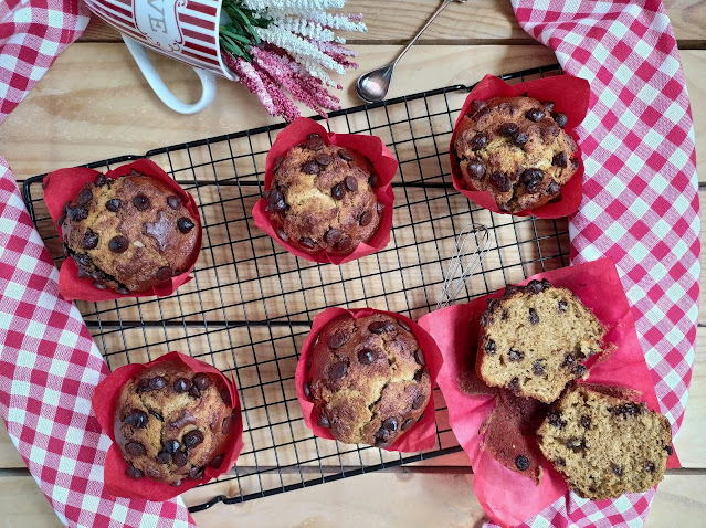 Receta de muffins de plátano y pepitas de chocolate. Desayuno, merienda, postre. Fruta de temporada. Sencillos, ricos, jugosos, tiernos, húmedos, esponjosos, caseros. Cuca
