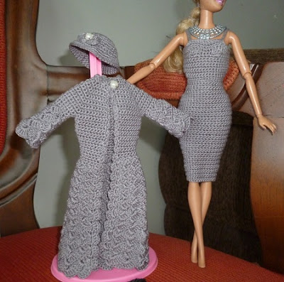casaco sobretudo, vestido e chapéu cloche de crochê para boneca Barbie