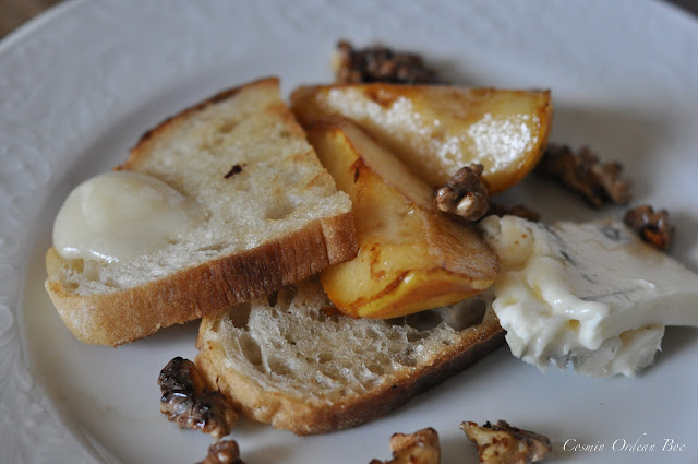 Pere cu gorgonzola,nuci si miere de rapita