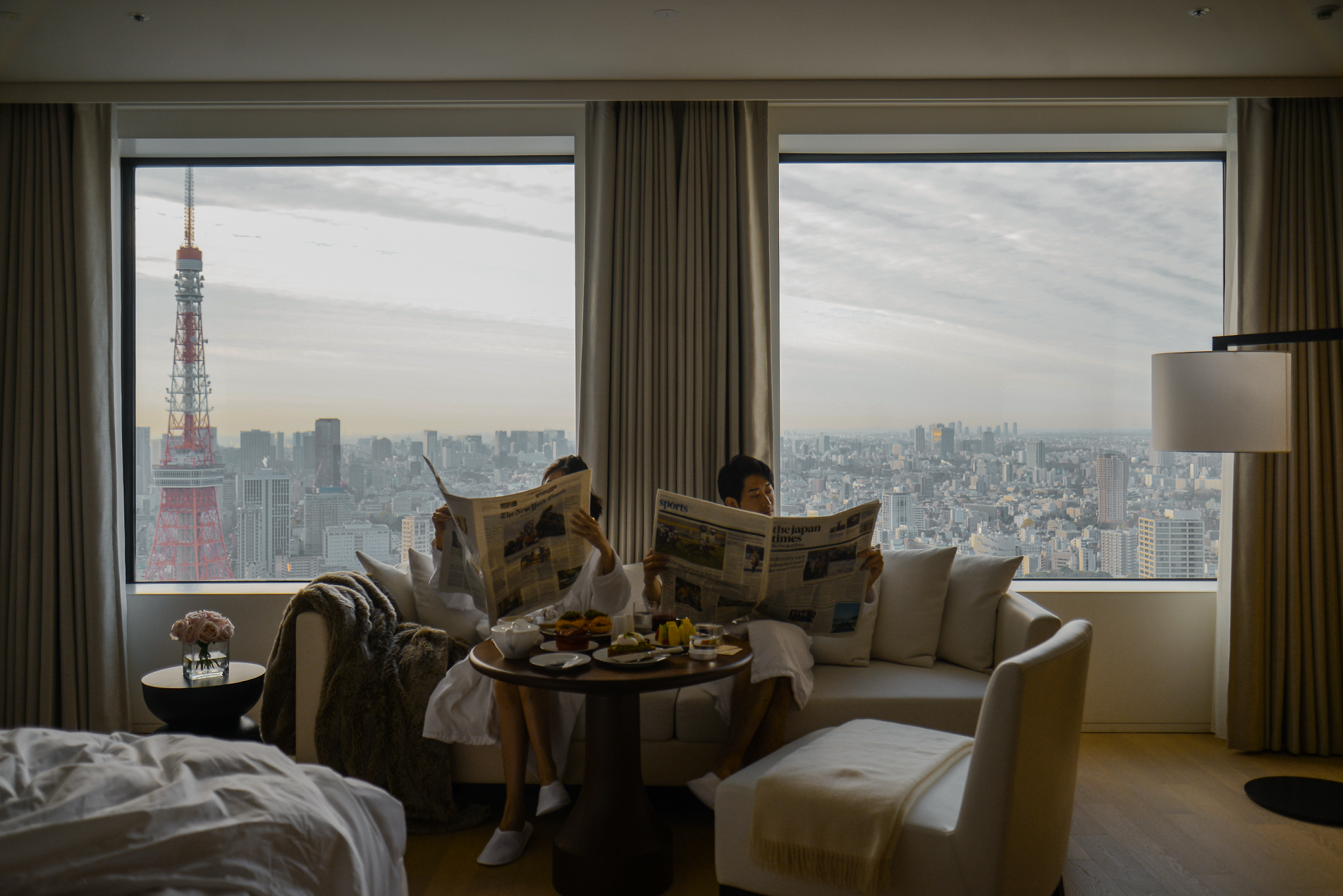 Morning photo ideas for couples, Best new hotel in Tokyo 2020, Staycation at the Tokyo Edition Toranomon,  hotel staycation in Tokyo, Japan newest hotels, Tokyo Tower view hotels in Japan, best Tokyo skyline view with Tokyo Tower / FOREVERVANNY Travel and Style by Van Le