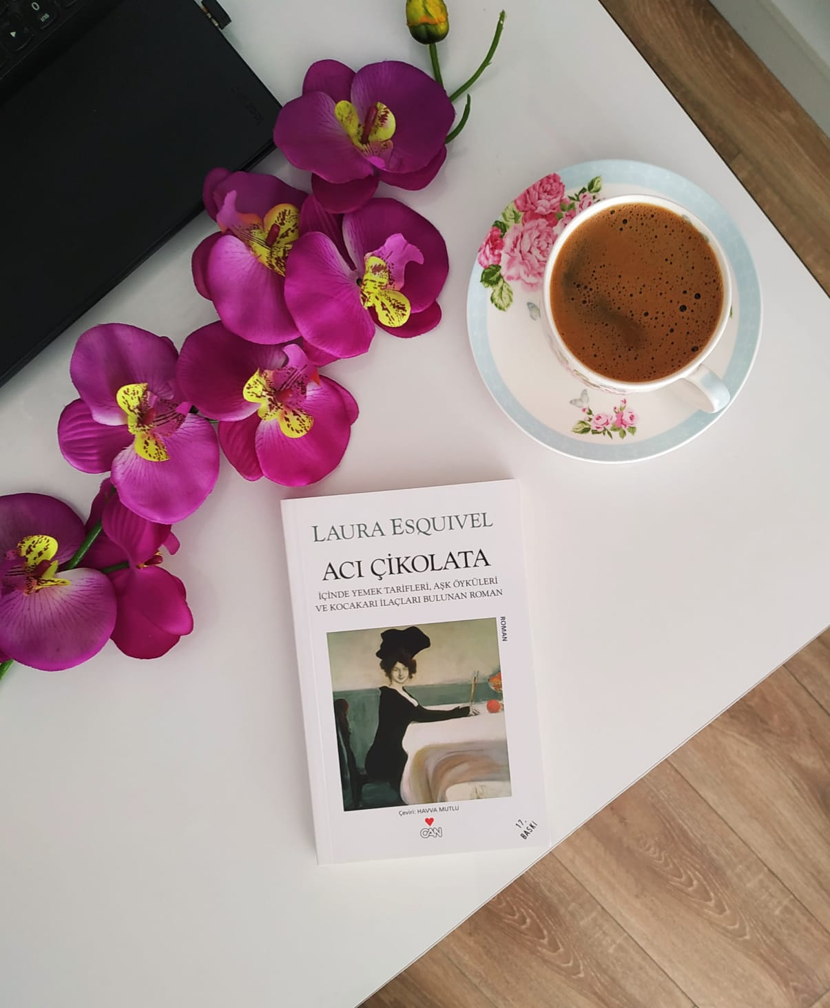 Hunharca Okuyan Kız ACI ÇİKOLATA KİTAP YORUMU