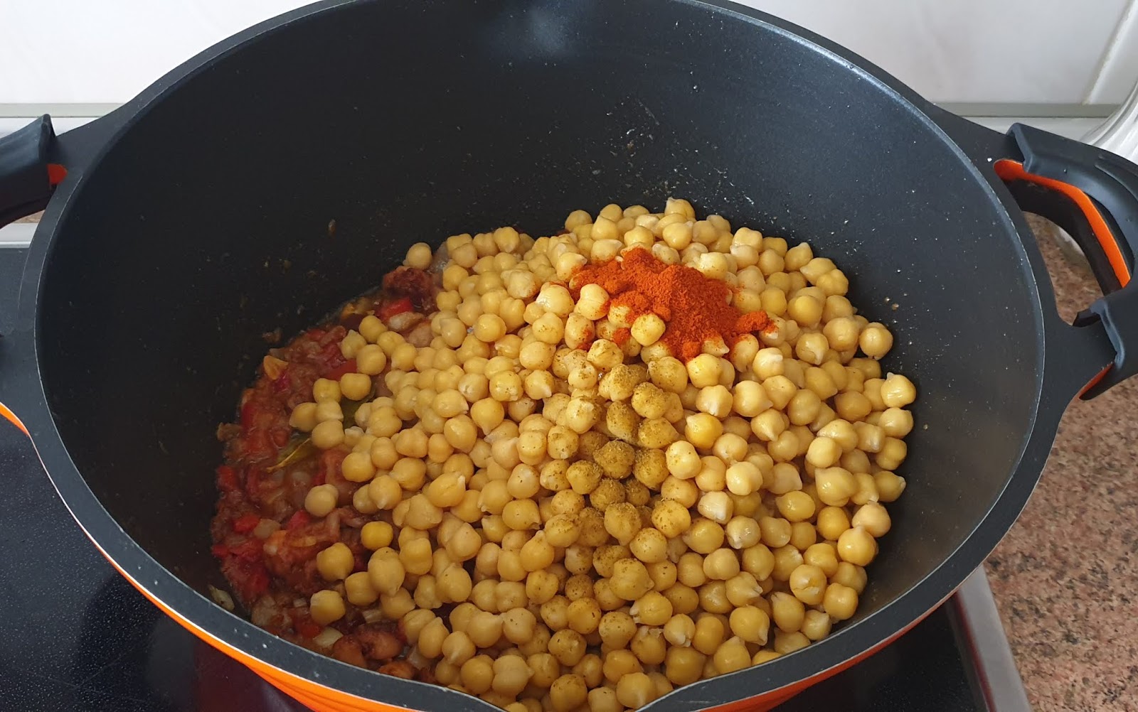 Añadimos los garbanzos (previamente lavados y escurridos) ponemos el
