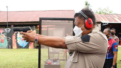 Gubernur Olly Ikuti Olahraga Menembak di Markas Brimob