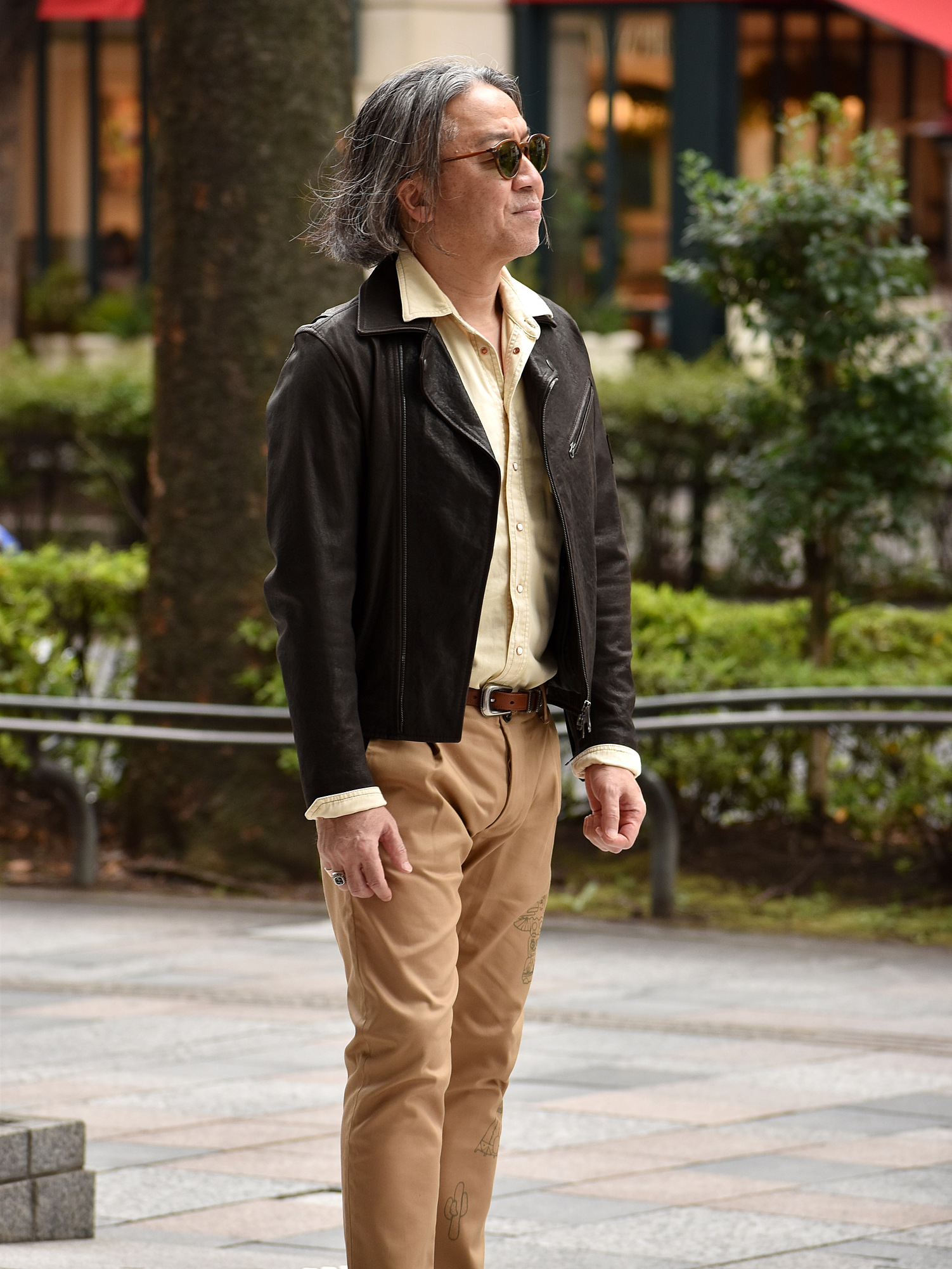 シャツの襟をジャケットの外に出す カラーズ オーバー ラペルズ