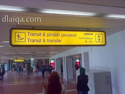papan petunjuk bagi penumpang transit