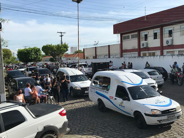 O adeus a Carlinhos e Lívia em Cajazeiras comove população na manhã desta terça-feira - Blog do Ângelo Lima