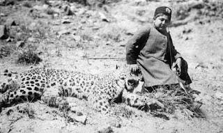 Ahmad Shah Qajar ölü bir leoparla, 1900