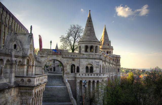 Khám phá tìm hiểu những kiến trúc bất hủ của Hungary Mua-ve-may-bay-di-hungary-Fishermans-Bastion