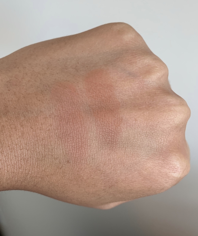 Bobbi Brown Bronzing Powder in shades Elvis Duran and Deep swatches on dark skin Bobbi Brown Bronzing Powder in shades Elvis Duran and Deep swatches on dark skin