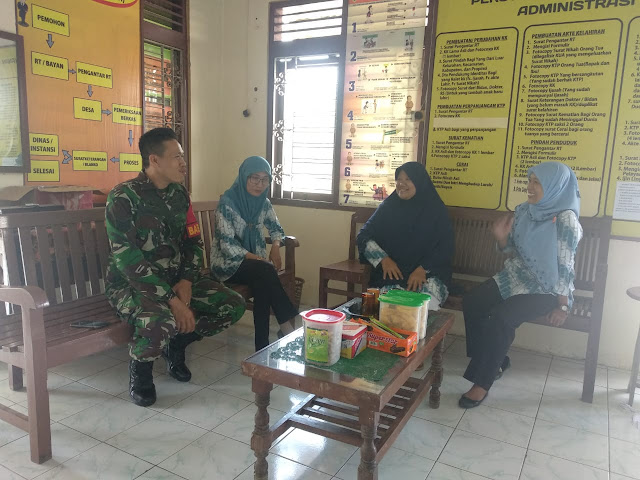 Jalin Keakraban,Babinsa Jetiskarangpung Komsos Dengan Perangkat Desa