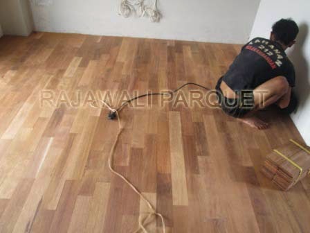 Memasang lantai kayu Memasang lantai kayu