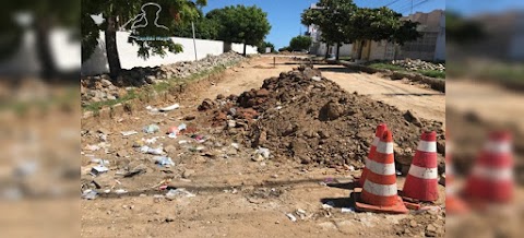 Obra abandonada na Rua Capitão Crizanto no Bairro Santo Antônio