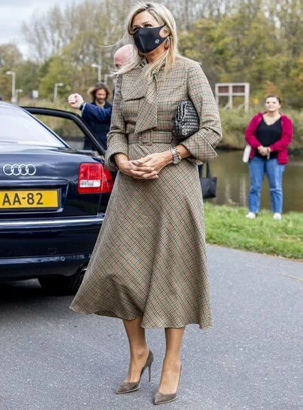 Queen Maxima visited the Krijtmolen d’Admiraal (chalk mill) and BovenIJ Hospital in Amsterdam-Noord. Queen wore a checked dress by Natan