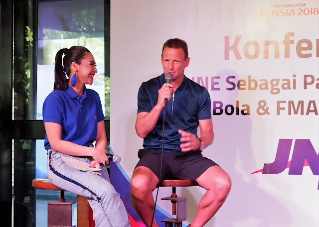 teddy sheringham hadir dalam press conference bersama jne