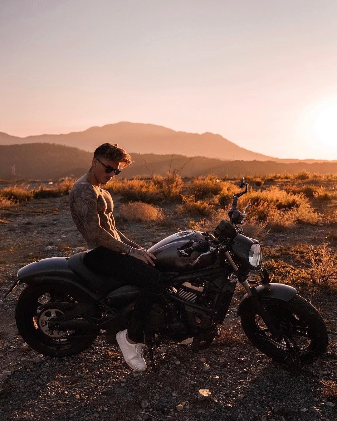 shirtless-muscle-abs-pecs-sunglasses-desert-motorcycle-johnny-edlind