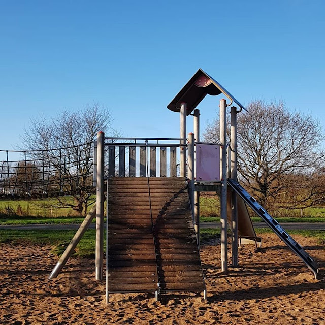 Ahoi, Schilksee! Ein Familien-Ausflug im Winter mit Strand, Hafen und Spielplatz. Auf diesem Spielplatz können die Kinder super klettern.