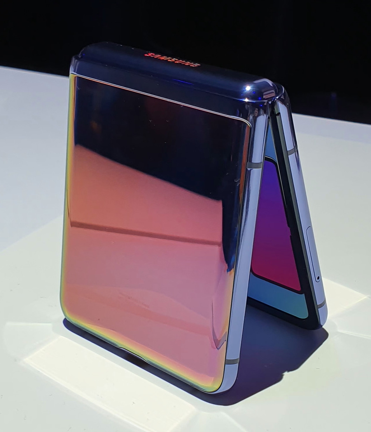 How Exactly Do Foldable Smartphones Work? TECHPHLIE