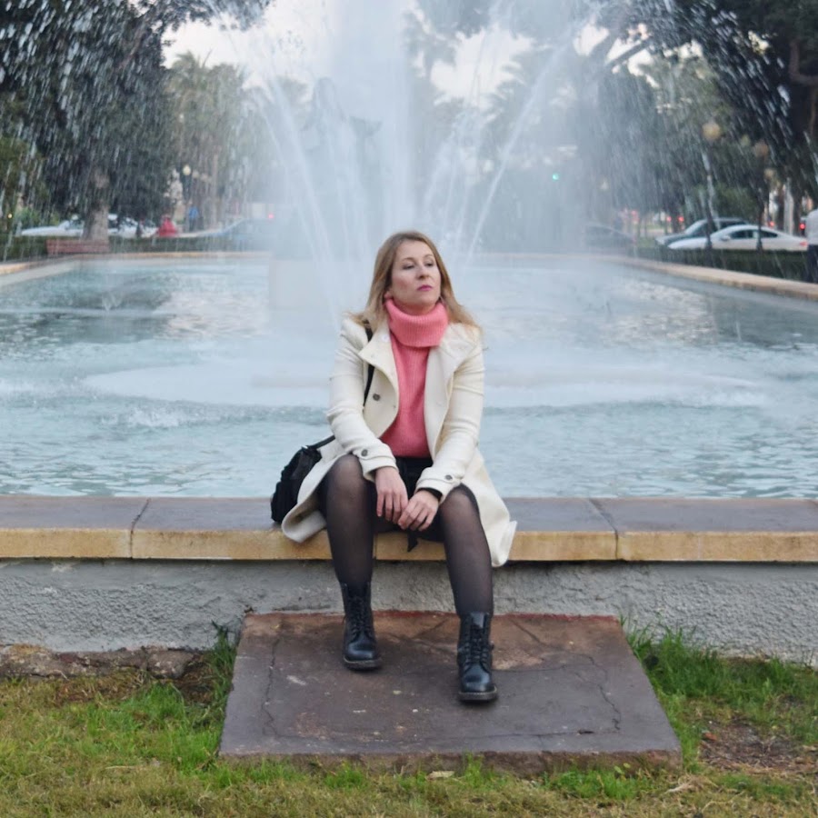 Jersey_rosa_botas_militares_Y_abrigo_blanco