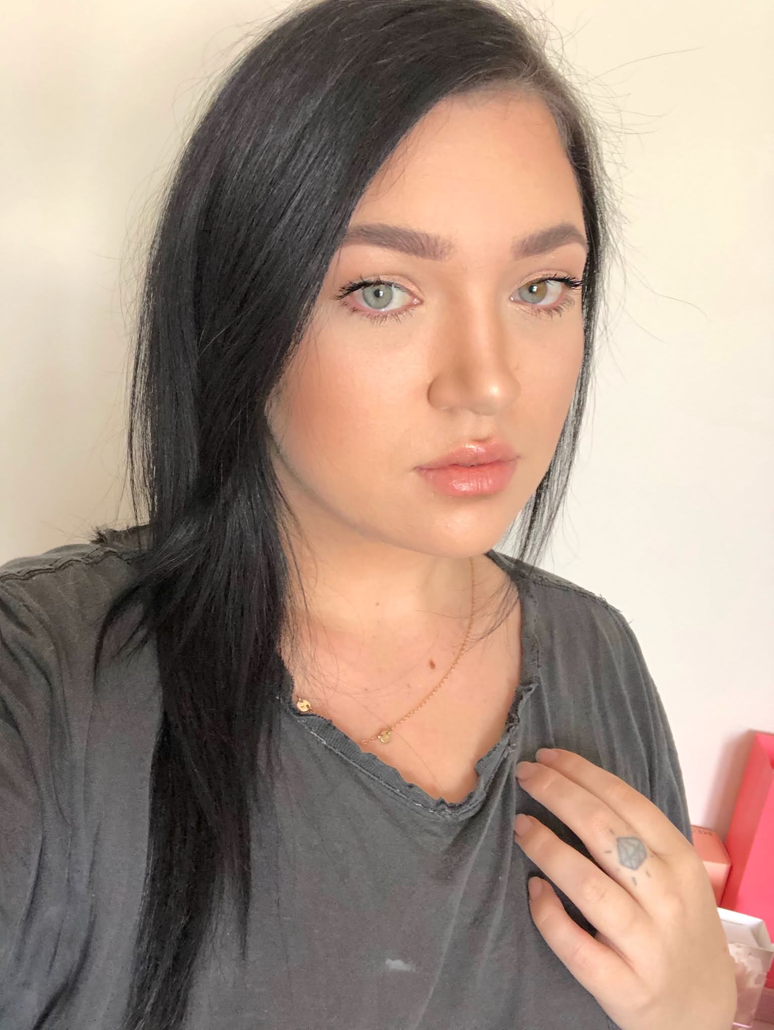 Amanda Gregory Beauty Hourglass Ambient Lighting Infinity Powder Review