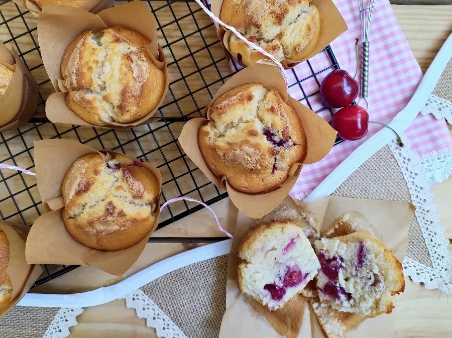 Muffins de cerezas. Cherry muffins. Desayuno, merienda, postre, fruta de temporada, receta fácil, esponjosos, jugosos, tiernos. Cuca