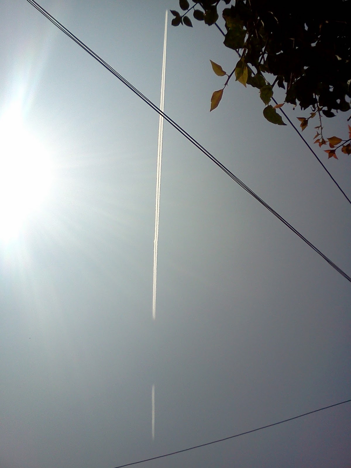 Expediente Oculto: COLABORACIÓN: EXTRAÑA ESTELA DE HUMO EN LOS CIELOS