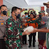 TNI Polri dan Ulama Pekalongan Bagikan Bantuan Beras Kepada Masyarakat Kurang Mampu  dan Terdampak Covid-19