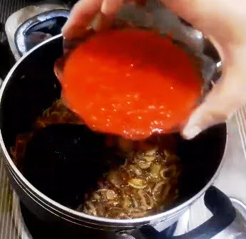 add-tomatp-puree