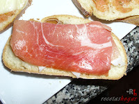 Poniendo las lonchas de jamón serrano