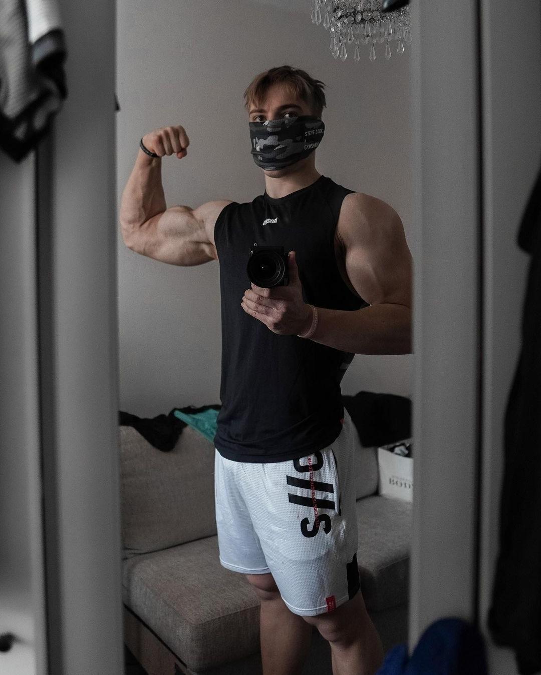 huge-biceps-flex-bro-oliver-forslin-face-mask-selfie