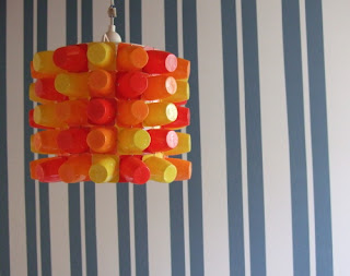 Lámpara hecha a partir de envases reciclados de Danonino