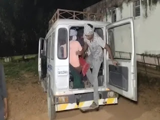 मिट्टी की दीवार गिरने से गर्भवती महिला समेत तीन की मौत, ग्रामीणों ने की मुआवजे की मांग मिट्टी की दीवार गिरने से गर्भवती महिला समेत तीन की मौत, ग्रामीणों ने की मुआवजे की मांग