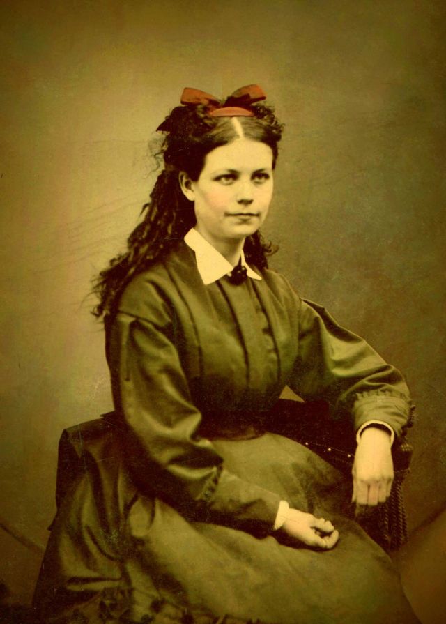 Amazing Colorized Photos Show What People Wore in the 19th Century